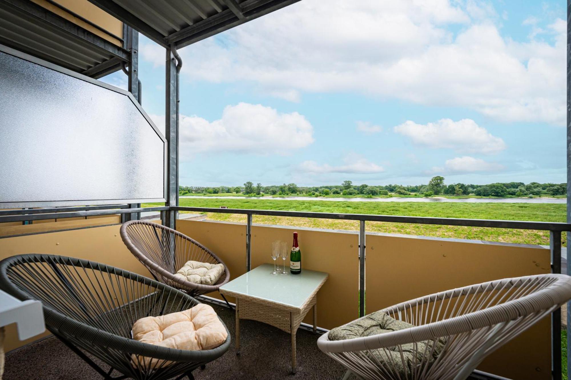 Zauberhafte Ferienwohnung In Barby Balkon Mit Elbblick Am Elbe-Saaleradweg Luaran gambar